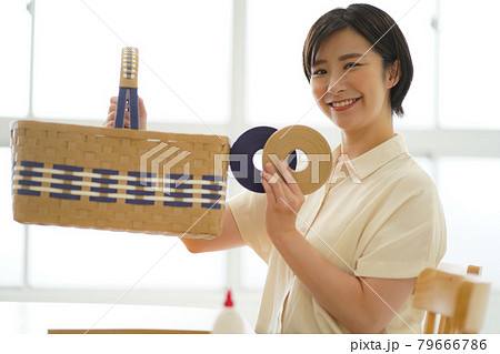 クラフトバンドとクラフトバンドで作ったカゴを持つ女性 クラフトバンドとクラフトバンドで作ったカゴを持つ女性 79666786