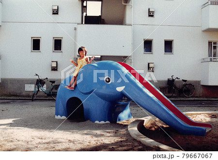 昔のフィルム写真 団地の公園の滑り台で遊ぶ小学生の女の子 昔のフィルム写真 団地の公園の滑り台で遊ぶ小学生の女の子 79667067