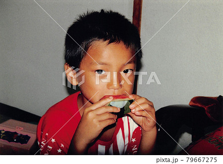 昔のフィルム写真　スイカを食べる小さい男の子 79667275