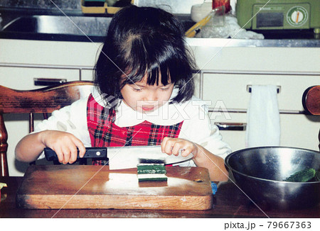 昔のフィルム写真 包丁を使ってキュウリを切る女の子 昔のフィルム写真 包丁を使ってキュウリを切る女の子 79667363