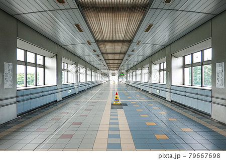 展示会開催中ながらコロナで閑散とした幕張メッセ駐車場連絡橋の長い通路 展示会開催中ながらコロナで閑散とした幕張メッセ駐車場連絡橋の長い通路 79667698