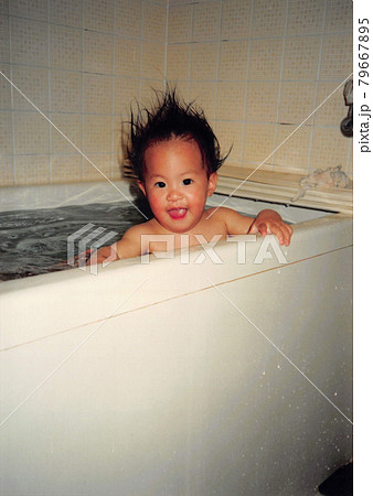昔のフィルム写真 お風呂に入る小さな女の子 昔のフィルム写真 お風呂に入る小さな女の子 79667895