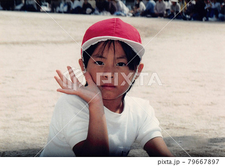 昔のフィルム写真 運動会 赤白帽をかぶった女の子の写真素材