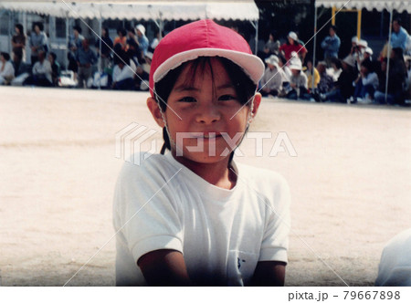 昔のフィルム写真　体操服を着た運動会の女の子 79667898