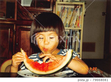 昔のフィルム写真 スイカを食べる女の子 変顔 昔のフィルム写真 スイカを食べる女の子 変顔 79668081