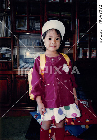 赤白帽子をかぶる女の子 79668082