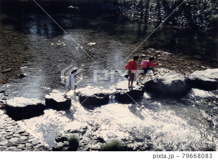 昔のフィルム写真 川で遊ぶ三人の子供 昔のフィルム写真 川で遊ぶ三人の子供 79668083
