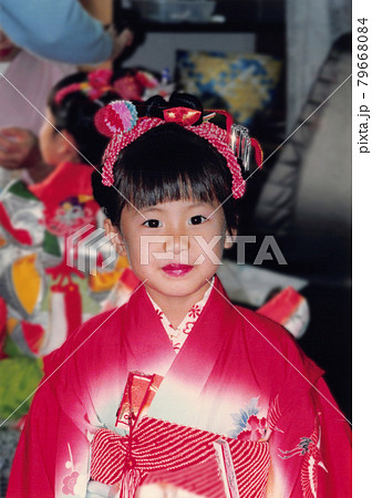 昔のフィルム写真 七五三の着物を着た女の子の写真素材 [79668084] - PIXTA