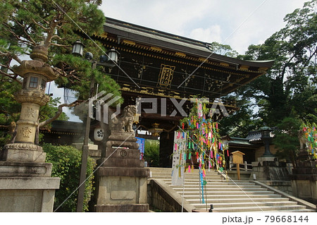 京都、北野天満宮の楼門と七夕祭りの短冊が飾られた夏の風景 京都、北野天満宮の楼門と七夕祭りの短冊が飾られた夏の風景 79668144