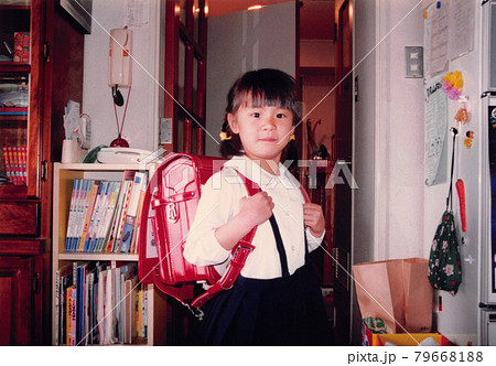 昔のフィルム写真　新しいランドセルを背負う小学1年生の女の子 79668188