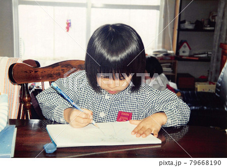昔のフィルム写真　お絵描き中の女の子 79668190