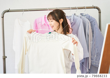 洋服を選ぶ若い女性　ショップ　セレクトショップ　洋服　アパレル 79668233