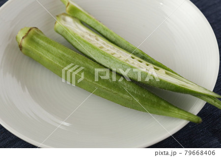 縦半分に切ったオクラ 縦半分に切ったオクラ 79668406