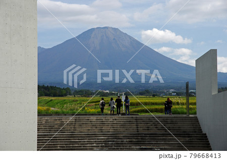 大山山麓に建つ植田正治写真美術館の前で 大山山麓に建つ植田正治写真美術館の前で 79668413