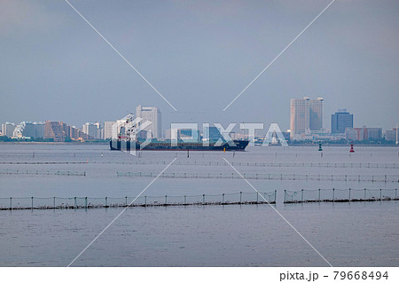 三番瀬（船橋市）と浦安方面のアパート・団地・マンション・住宅群の間を行き交う船 79668494