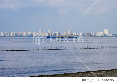 三番瀬（船橋市）と浦安方面のアパート・団地・マンション・住宅群の間を行き交う船 79668495