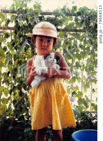 昔のフィルム写真 ぬいぐるみを持っている麦わら帽子の女の子 朝顔の背景 昔のフィルム写真 ぬいぐるみを持っている麦わら帽子の女の子 朝顔の背景 79668515