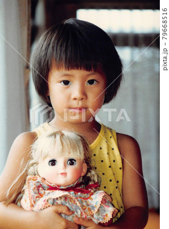昔のフィルム写真 お人形さんと女の子 昔のフィルム写真 お人形さんと女の子 79668516