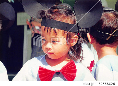 昔のフィルム写真　お遊戯会でネズミに扮する女の子 79668626