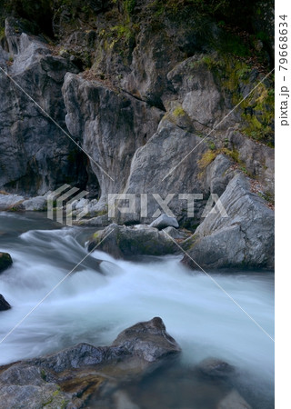 秋の多摩川、奥多摩町鳩ノ巣渓谷。日陰の急流の段差が白く流れる 79668634