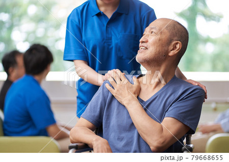 介護をする介護士と高齢者 79668655