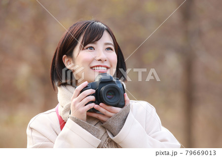 写真を撮る女性 写真を撮る女性 79669013