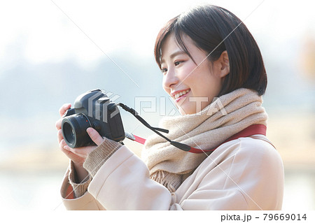写真を撮る女性 写真を撮る女性 79669014