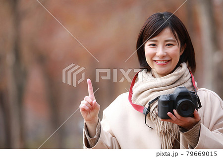 写真を撮る女性 写真を撮る女性 79669015