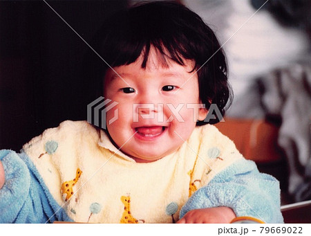 昔のフィルム写真　笑顔の赤ちゃん 79669022