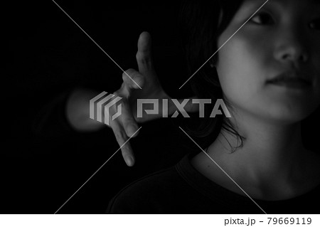 迫りくる手　犯罪イメージ 79669119