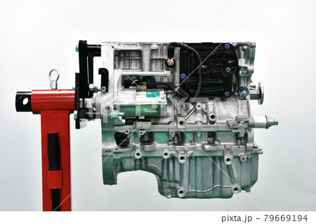 エンジンスタンドで整備中のエンジン エンジンスタンドで整備中のエンジン 79669194