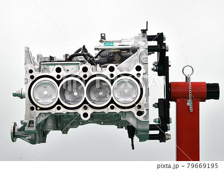 エンジンスタンドで整備中のエンジン 79669195
