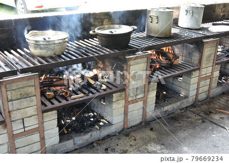 夏の北海道、キャンプでの炊事場の炊飯 夏の北海道、キャンプでの炊事場の炊飯 79669234