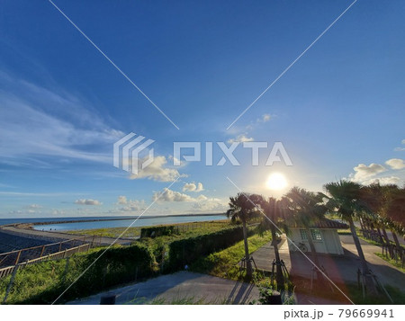 沖縄　石垣島　南の浜緑地公園　真夏の夕日 79669941