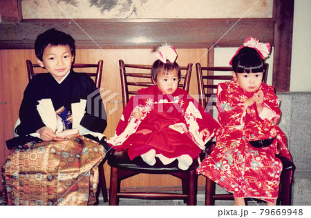 昔のフィルム写真 七五三の女の子と男の子の兄弟 昔のフィルム写真 七五三の女の子と男の子の兄弟 79669948