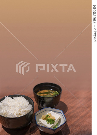 [国内] 日本家庭料理の白ご飯、生姜卸しと千切りの青ネギを乗せた豆腐と味噌汁。 79670084