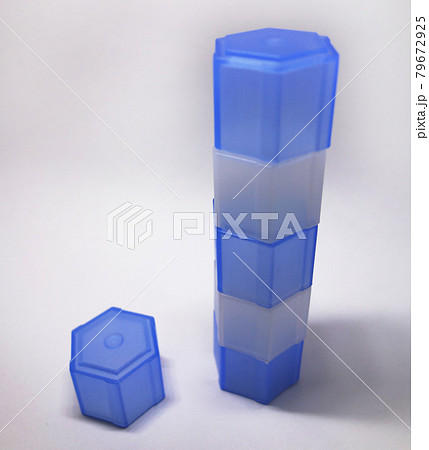 プラスチックで半透明な六角形の青と白のブロック5 79672925