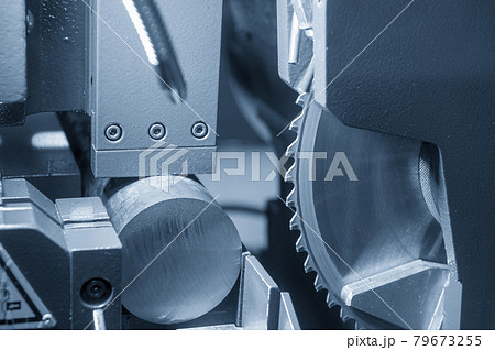 The automatic band saw machine . 79673255