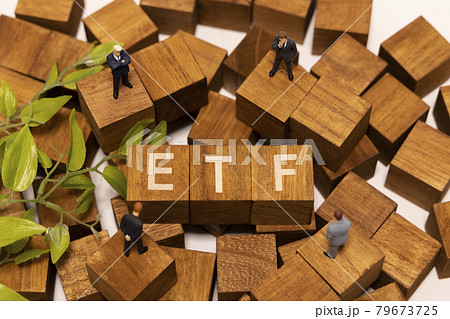 ETFアルファベットとミニチュアビジネスマン　植物あり 79673725
