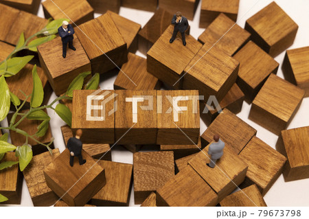 ETFアルファベットとミニチュアビジネスマン　植物あり2 79673798