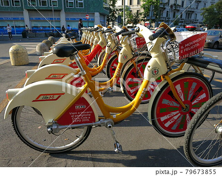 イタリア、ミラノの貸自転車 79673855