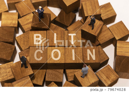 ビットコイン（BTC）アルファベットブロック＆ミニチュアビジネスマン2 79674028