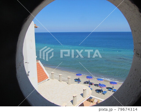 南イタリア、青い海を部屋から眺める 79674314