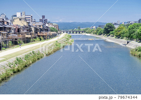 京都 新緑の鴨川 四条大橋 京都 新緑の鴨川 四条大橋 79674344