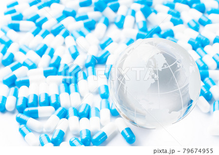 ガラスの地球儀と大量のカプセル薬 79674955