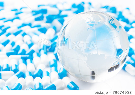 ガラスの地球儀と大量のカプセル薬 79674958