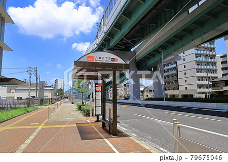 名古屋市熱田区六番三丁目のバス停のある風景 79675046