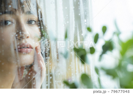 窓辺の女性 雨 窓辺の女性 雨 79677048
