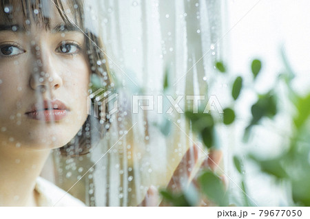 窓辺の女性　雨 79677050