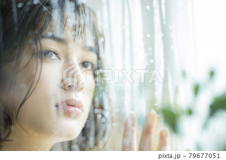 窓辺の女性 雨 窓辺の女性 雨 79677051